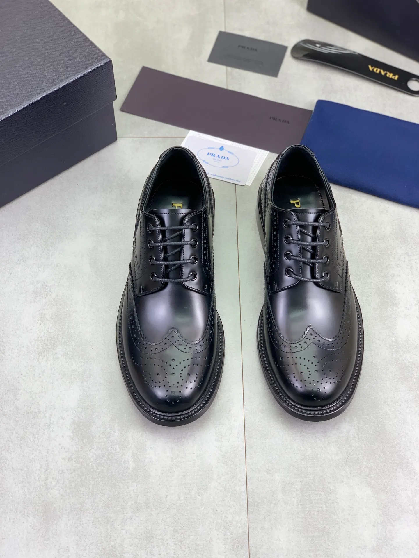 Factory price P980 💰 (genuine leather outsole series) original quality, top version 🔱 ＰＲＡＤＡPrada. Men's business casual leather shoes, top quality cow leather. 1:1 shipment⬆️Luxurious and noble👞All imported original color-changed cowhide, just to create a more comfortable wearing experience. Upper: Original comfortable selected high-end color-changed calfskin➕Top imported water-dyed full cow lining, original lightweight and comfortable high-grade genuine leather outsole✔️Code number: 39-44 (38 45 46 47 can be customized)
